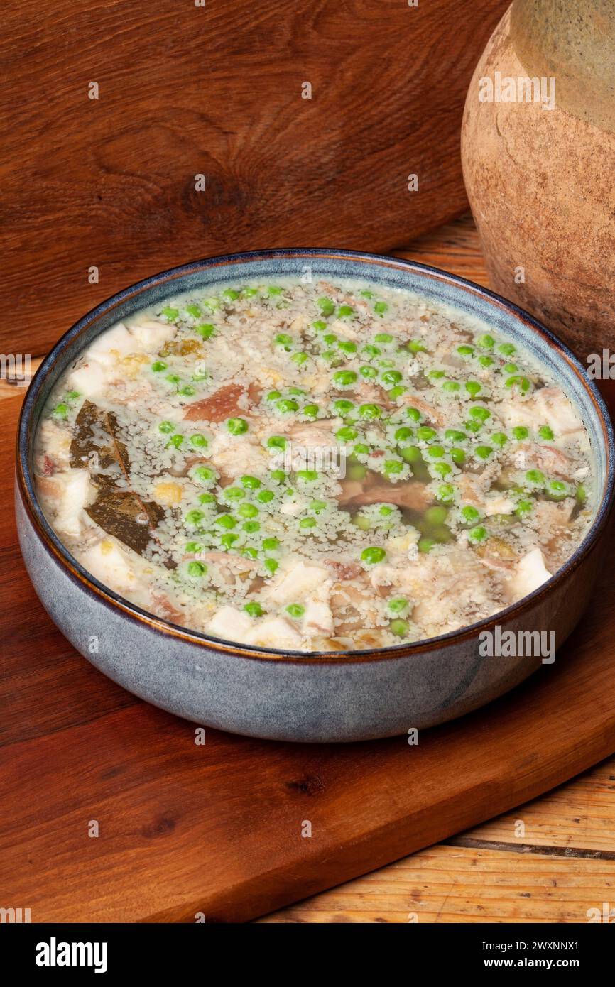 Il vitello Jellied è un piatto di salumi a base di vitello, maiale, brodo, cipolla e spezie come le spezie, le foglie di alloro e il pepe. Foto Stock