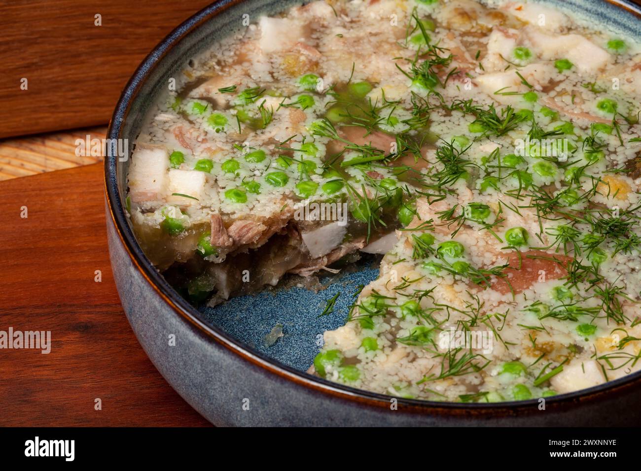 Il vitello Jellied è un piatto di salumi a base di vitello, maiale, brodo, cipolla e spezie come le spezie, le foglie di alloro e il pepe. Foto Stock
