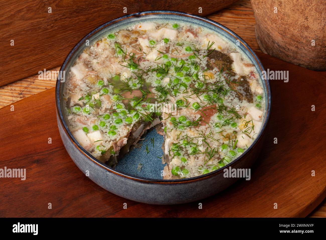 Il vitello Jellied è un piatto di salumi a base di vitello, maiale, brodo, cipolla e spezie come le spezie, le foglie di alloro e il pepe. Foto Stock