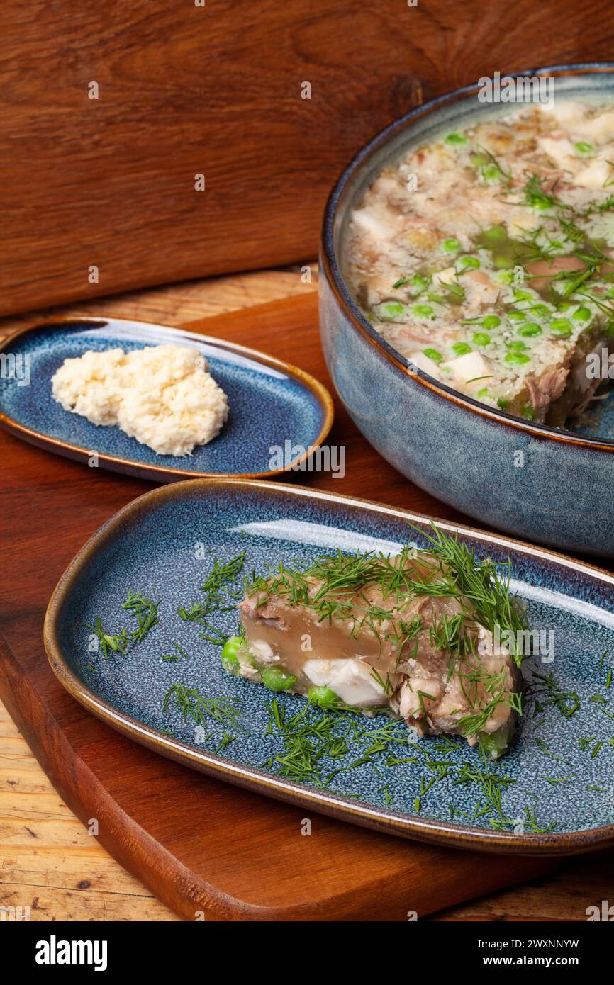 Il vitello Jellied è un piatto di salumi a base di vitello, maiale, brodo, cipolla e spezie come le spezie, le foglie di alloro e il pepe. Foto Stock