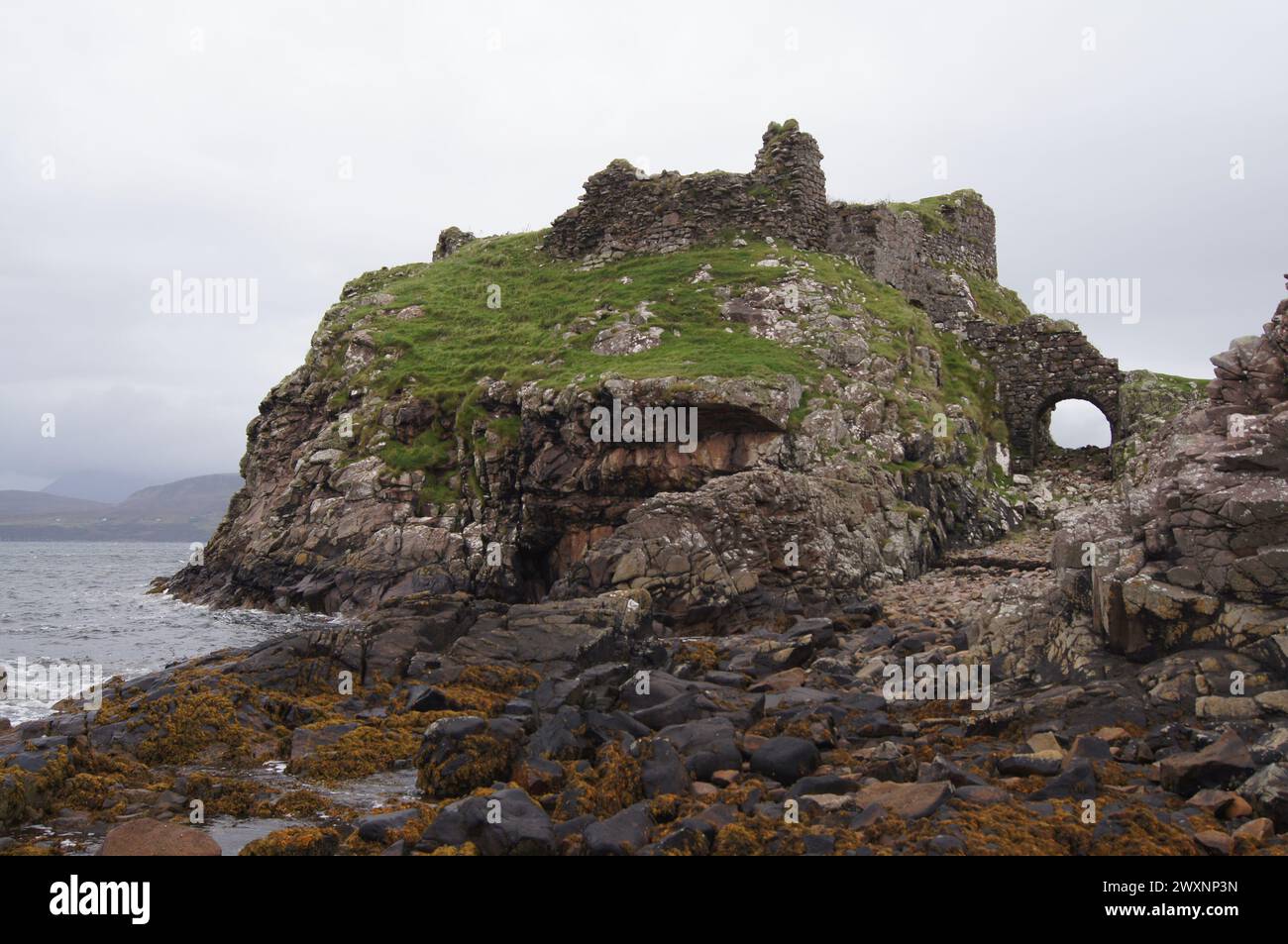 Rovine del castello di Dun Scaich sul Loch Eishort , Tokavaig, Skye, Scozia, Regno Unito Foto Stock