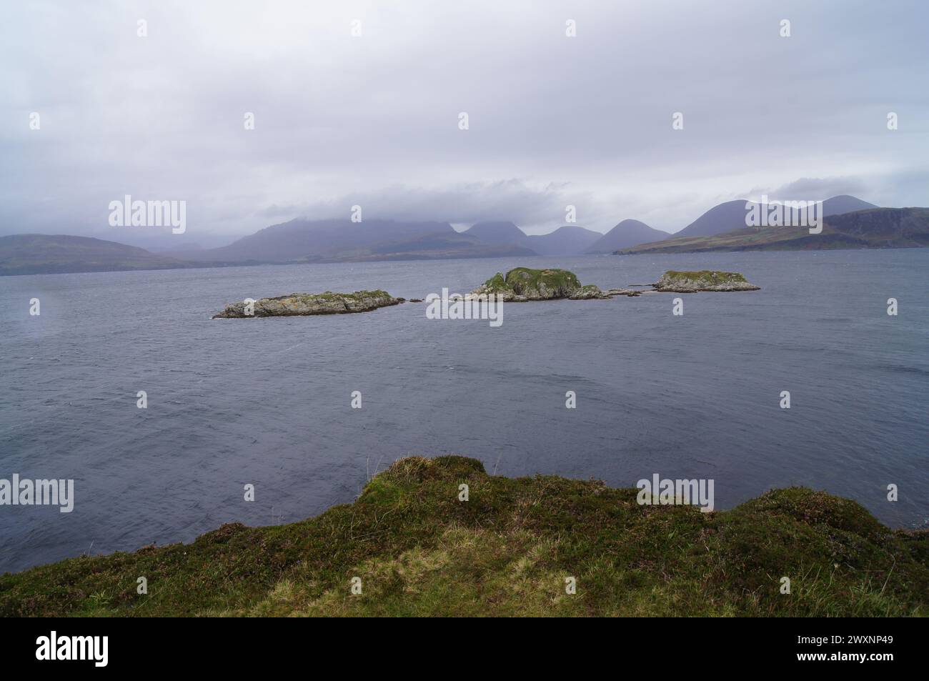 Vista sul lago Eishort dalle rovine del castello di Dun Scaich, Tokavaig, Skye, Scozia, Regno Unito Foto Stock