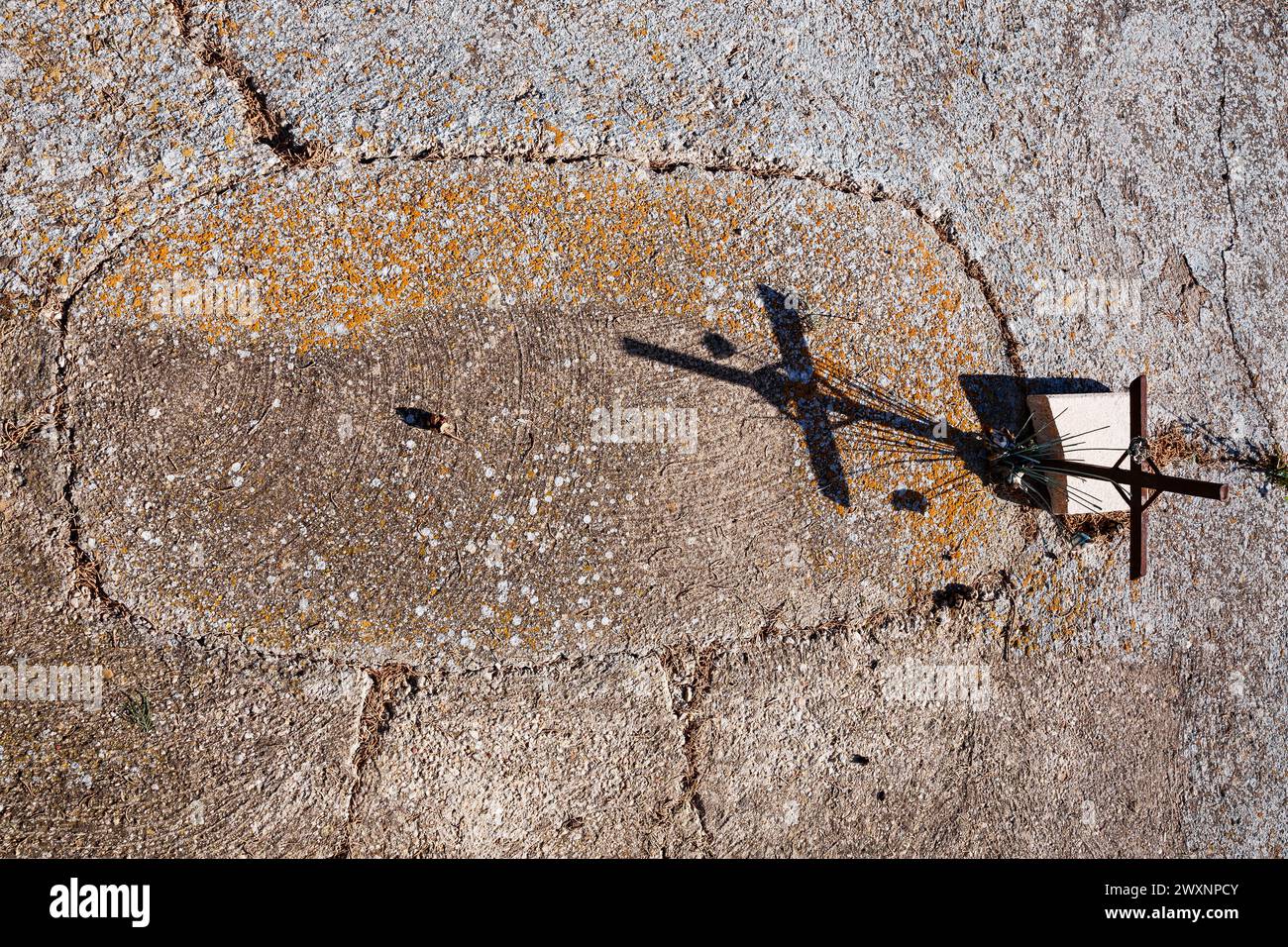 Croce e la sua ombra nel cimitero dell'Alhambra Foto Stock