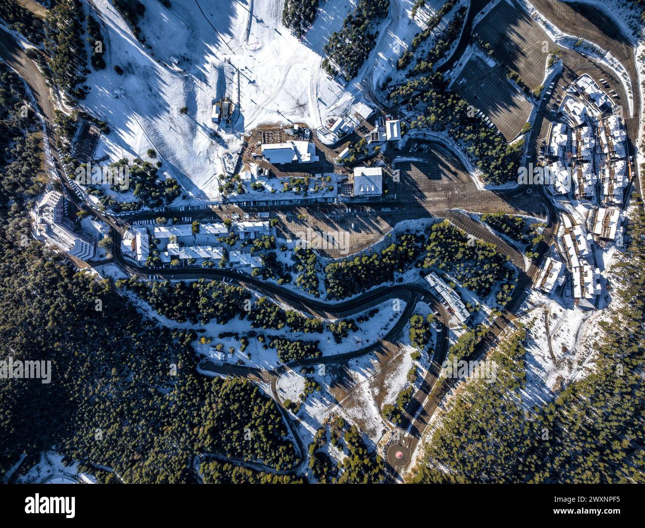 Vista aerea dall'alto dell'area urbanizzata della stazione sciistica della Masella dopo una nevicata (Cerdanya, Catalogna, Spagna, Pirenei) Foto Stock