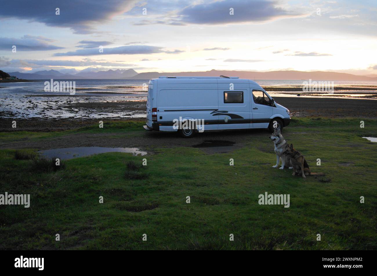 Vivete il sogno con una vista sulla Baia di Applecross, sull'Isola di Raasay e sui Cuillins sull'Isola di Skye. Applecross, Wester Ross, Highlands scozzesi Foto Stock