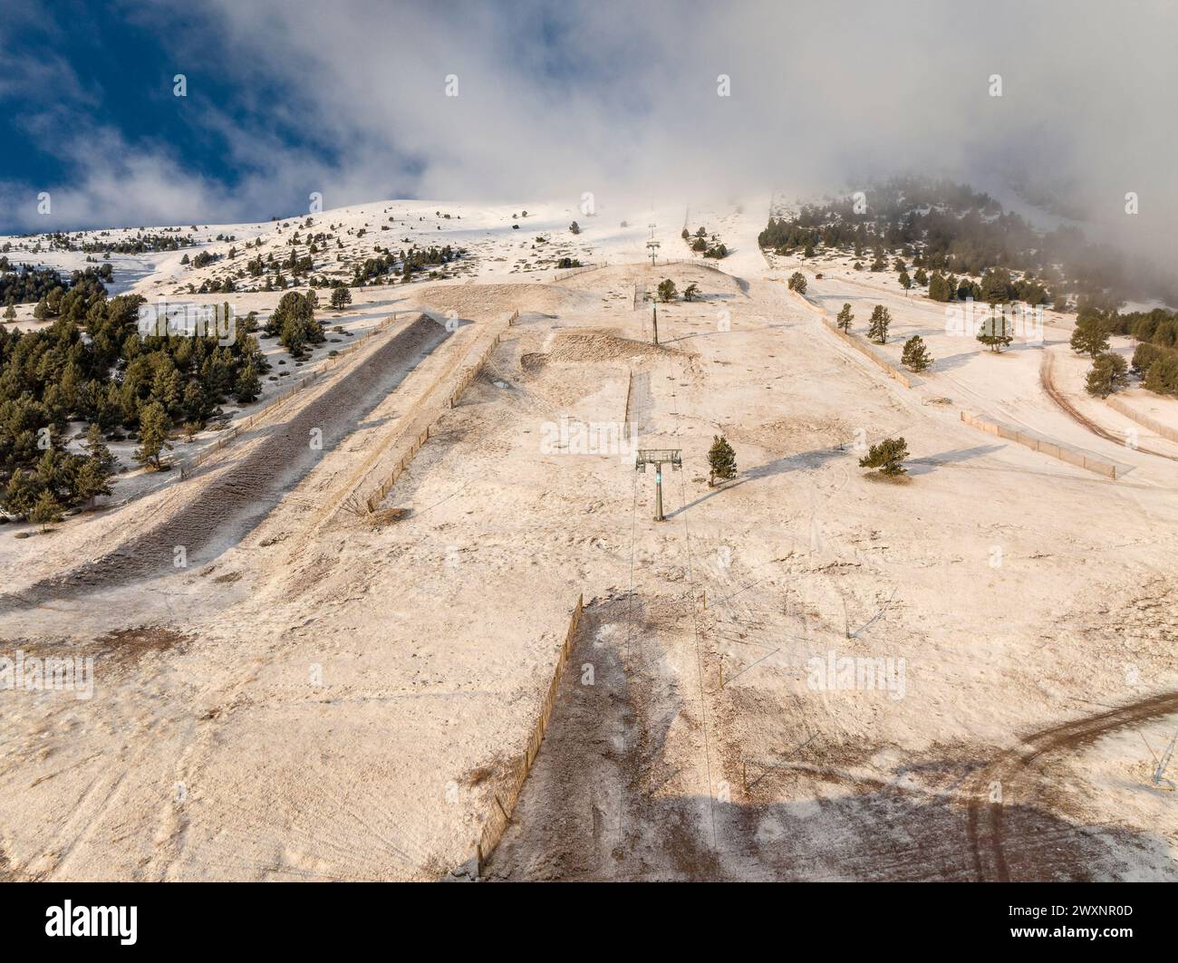 Vista aerea del settore Alabaus della stazione sciistica di la Molina dopo una nevicata leggera (Cerdanya, Catalogna, Spagna, Pirenei) Foto Stock