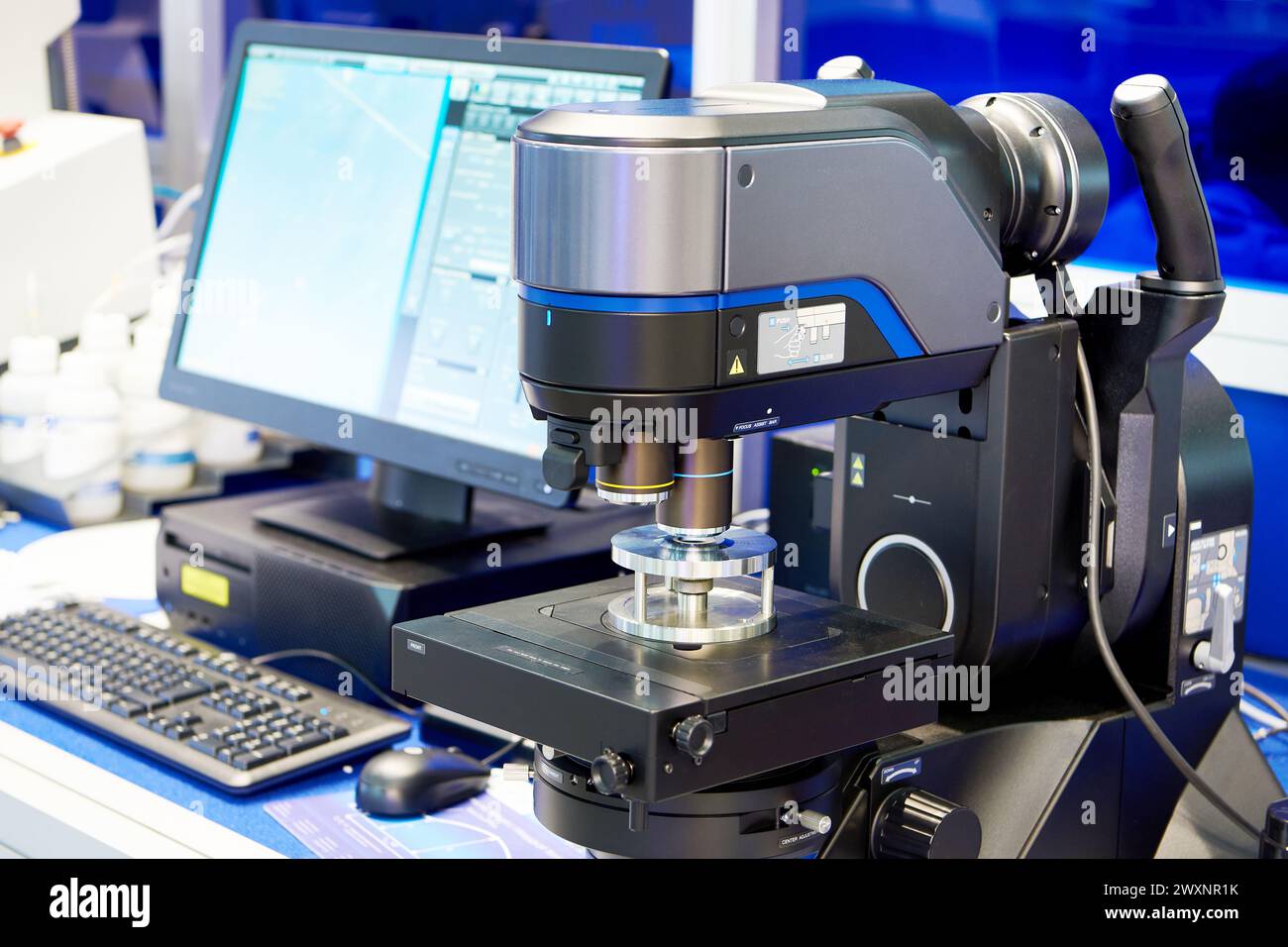 Microscopio industriale digitale e monitor con tubo con testa inclinabile Foto Stock