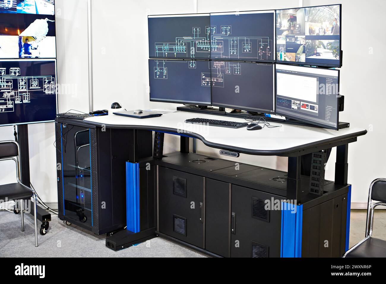 Il posto di lavoro e il computer monitorano l'operatore della centrale elettrica Foto Stock