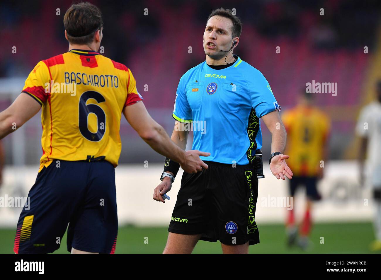 Lecce, Italia. 1 aprile 2024. L'arbitro Matteo Marcenaro durante la partita di calcio di serie A TIM tra gli Stati Uniti Lecce e AS Roma allo Stadio via del Mare di Lecce, Italia, lunedì 1 aprile 2024. (Immagine di credito: &#xa9; Giovanni Evangelista/LaPresse) credito: LaPresse/Alamy Live News Foto Stock