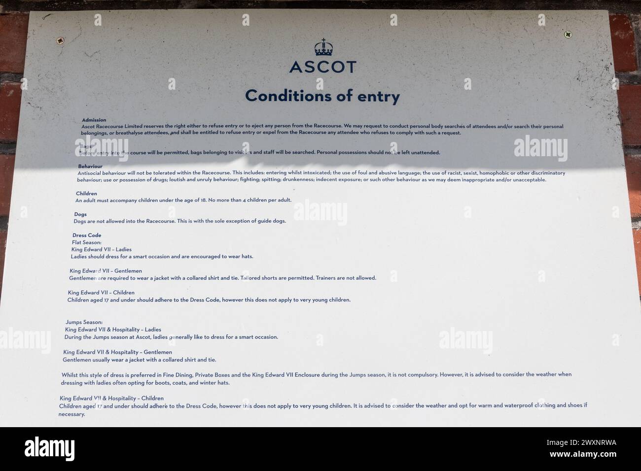 Cartello delle condizioni di ingresso all'ippodromo di Ascot, compresi i dettagli del codice di abbigliamento, Berkshire, Inghilterra, Regno Unito Foto Stock