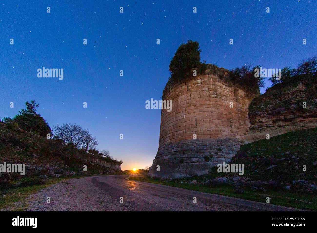 Un'alba e stelle nello storico castello stelle Foto Stock