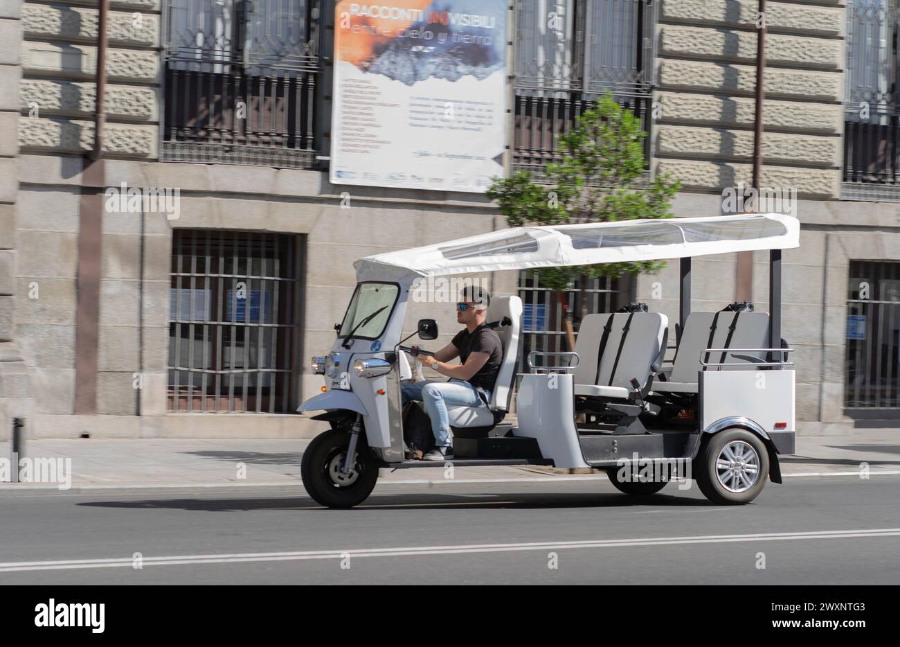 Madrid, Spagna; 12 agosto 2023: Un triciclo turistico in una giornata di sole Foto Stock