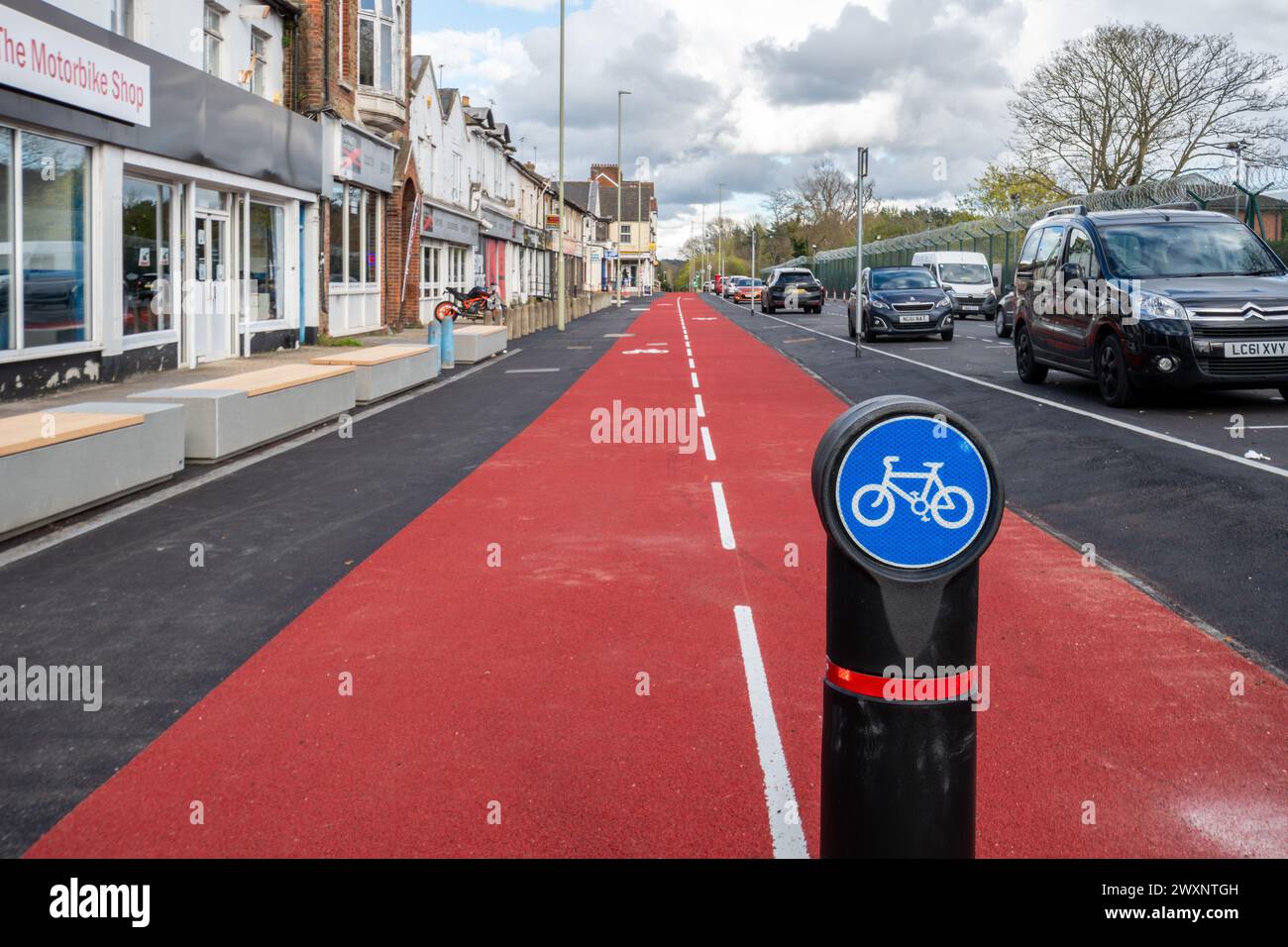 Nuove piste ciclabili e percorso pedonale accanto a Lynchford Road, Farnborough, Hampshire, Inghilterra, Regno Unito, riaperto nel marzo 2024 a seguito di un programma di miglioramento del traffico Foto Stock