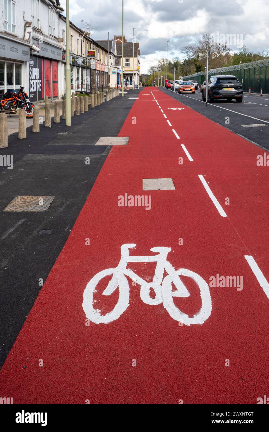 Nuove piste ciclabili e percorso pedonale accanto a Lynchford Road, Farnborough, Hampshire, Inghilterra, Regno Unito, riaperto nel marzo 2024 a seguito di un programma di miglioramento del traffico Foto Stock