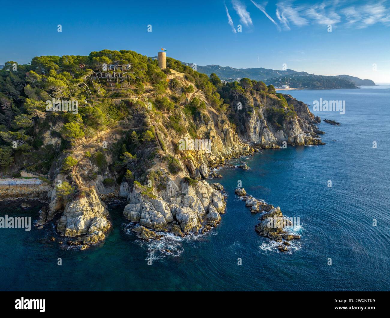 Punta de Fenals e il castello di Lloret de Mar sulla cima di alcune scogliere della Costa Brava. Vista aerea (Girona, Catalogna, Spagna) Foto Stock