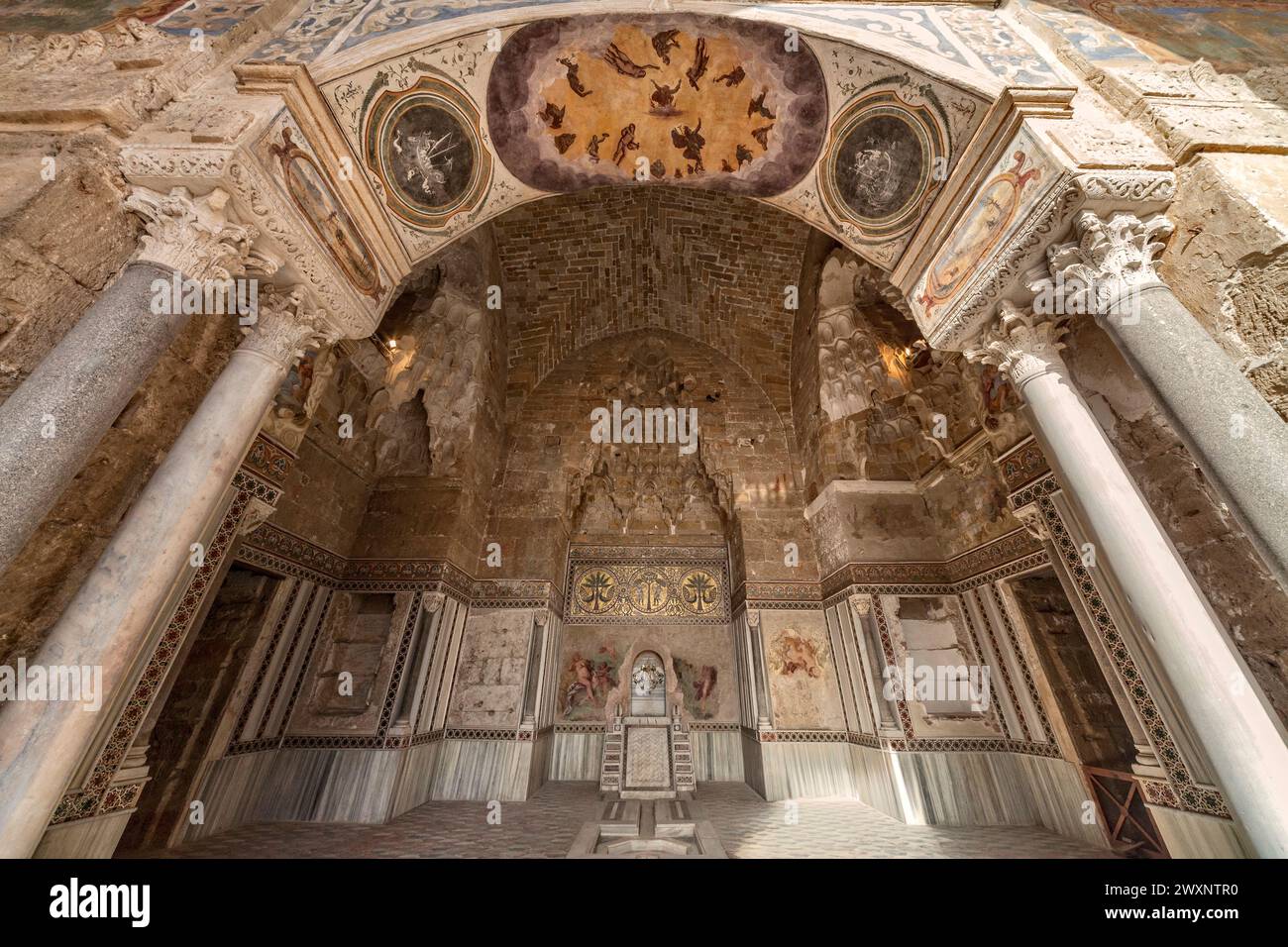 Italia, Sicilia, Palermo, la Zisa, sala della fontana (sala della Fontana) - arco con Zisa Devils Foto Stock