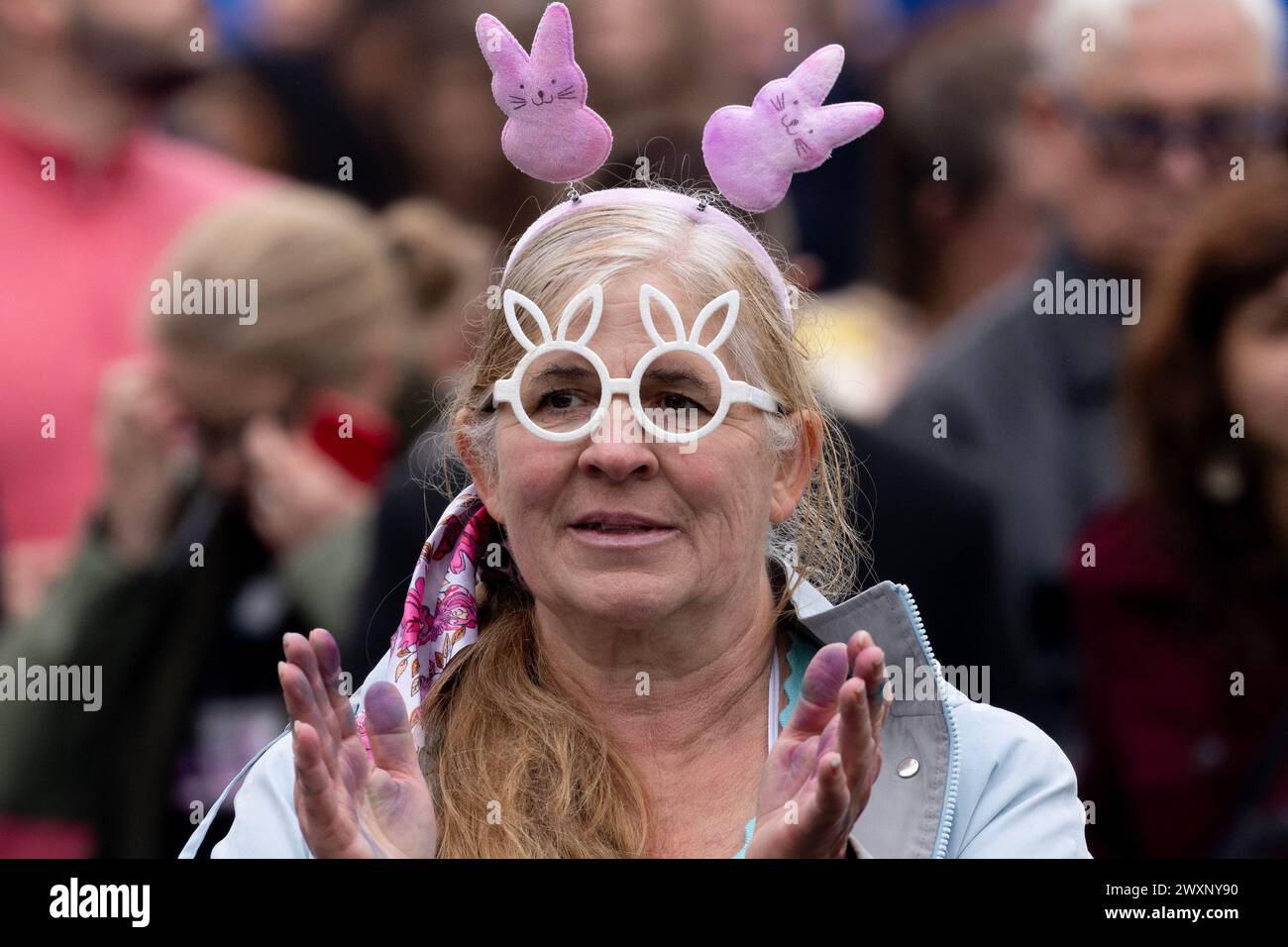 Una persona indossa il copricapo pasquale al 2024 Easter Egg Roll sul South Lawn della Casa Bianca a Washington, DC, USA. 1 aprile 2024. Circa quarantamila persone dovevano partecipare al Easter Egg Roll 2024, che continua il tema dell'EGGucation e offre una varietà di attività didattiche per i bambini. Crediti: SIPA USA/Alamy Live News Foto Stock