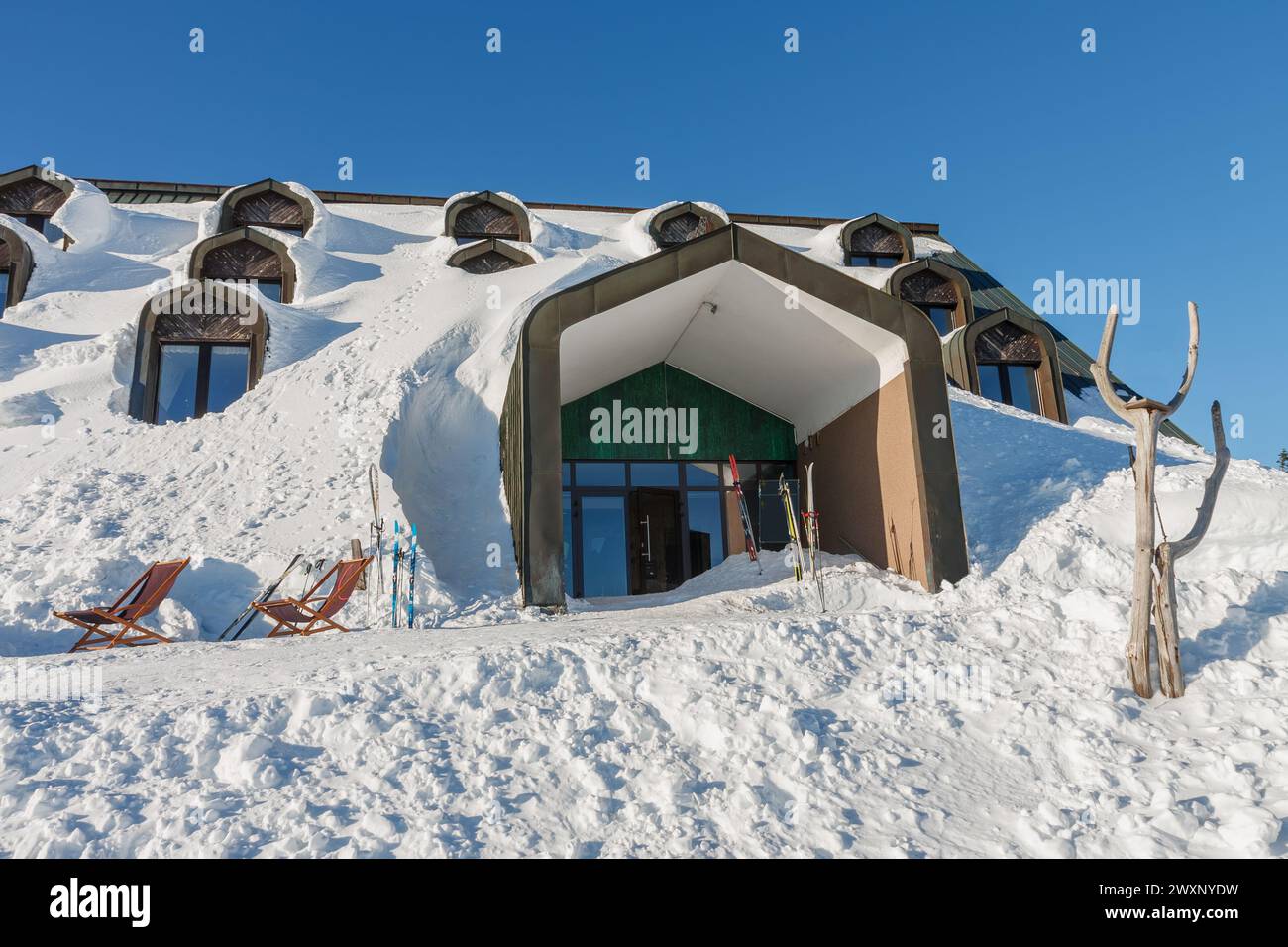 Cottage Vyrovka, porta d'ingresso, cottage coperto da neve, quota di altezza 1356 m, montagne krkonose Repubblica Ceca Foto Stock