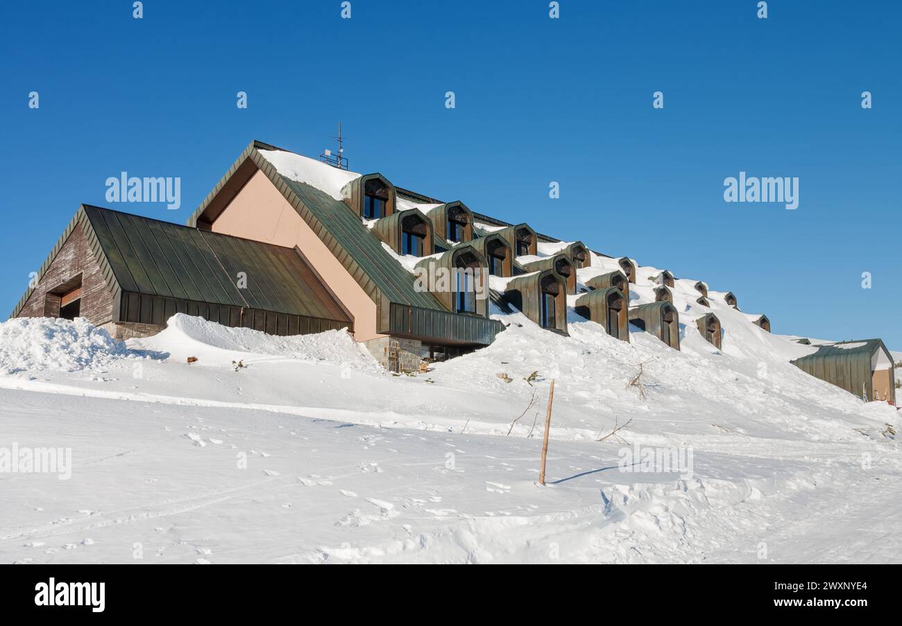 Cottage Vyrovka, cottage coperto da neve, quota di altezza 1356 m, krkonose montagne Repubblica Ceca Foto Stock