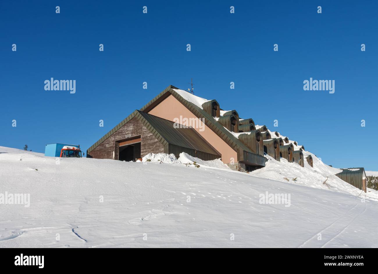 Cottage Vyrovka, cottage coperto da neve, quota di altezza 1356 m, krkonose montagne Repubblica Ceca Foto Stock
