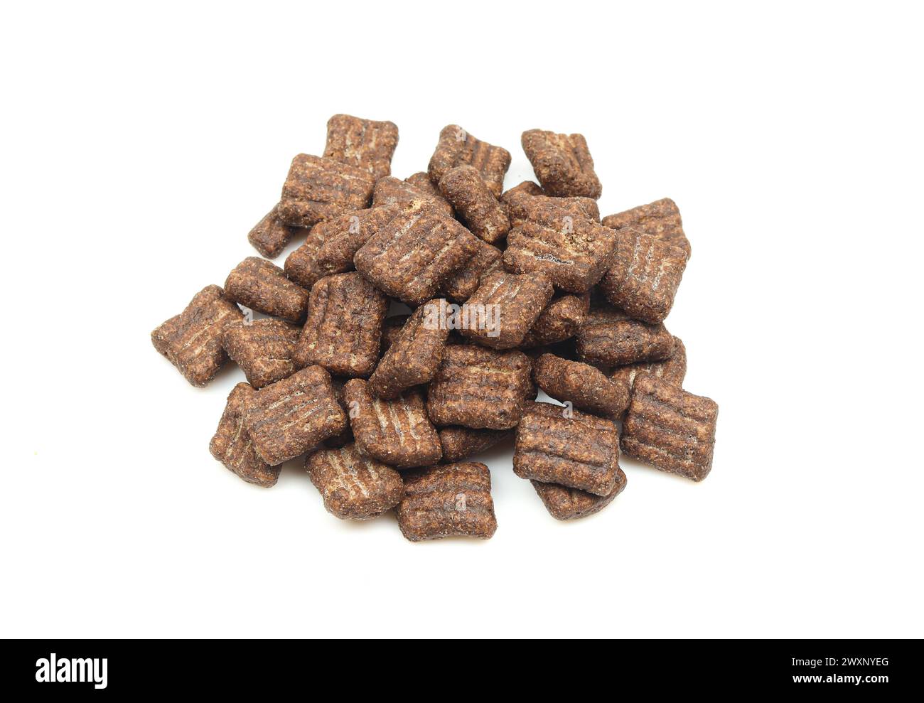 Pila di cialde di cereali al cioccolato isolate su sfondo bianco Foto Stock