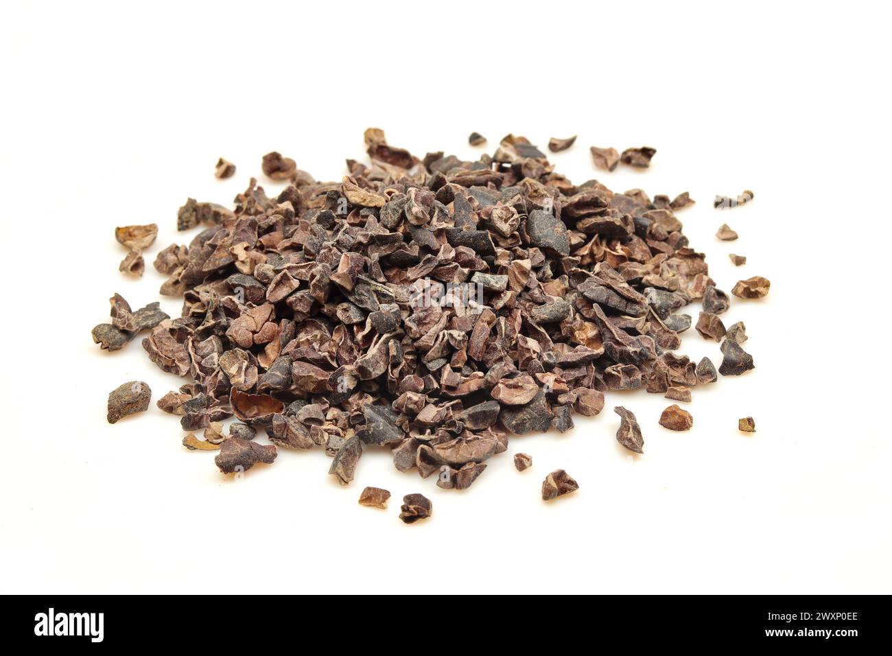 Mucchio di fagioli di cacao frantumati isolati su sfondo bianco Foto Stock