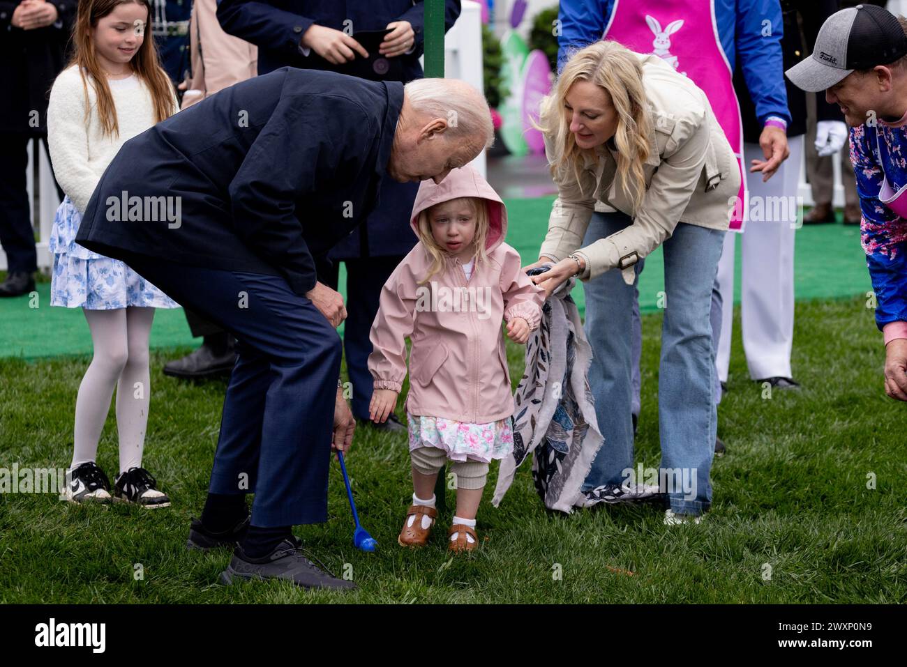 Washington, Stati Uniti. 1 aprile 2024. Il presidente DEGLI STATI UNITI Joe Biden (L) tira un uovo con un bambino al 2024 Easter Egg Roll sul South Lawn della Casa Bianca a Washington DC il 1 aprile 2024. Circa quarantamila persone dovevano partecipare al Easter Egg Roll 2024, che continua il tema dell'EGGucation e offre una varietà di attività didattiche per i bambini. Foto di Michael Reynolds/UPI credito: UPI/Alamy Live News Foto Stock