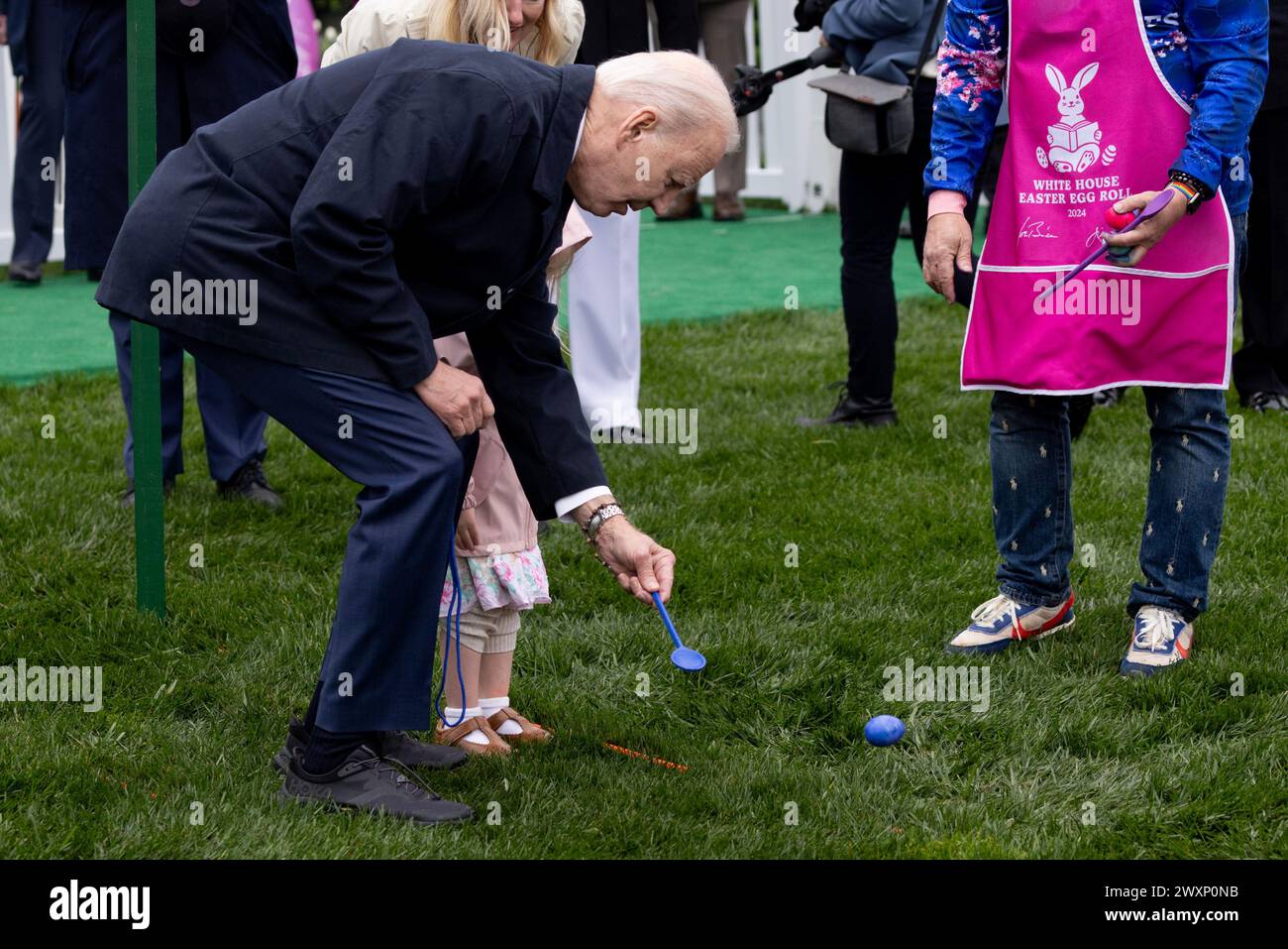 Washington, Stati Uniti. 1 aprile 2024. Il presidente DEGLI STATI UNITI Joe Biden tira un uovo con un bambino al Easter Egg Roll del 2024 sul South Lawn della Casa Bianca a Washington, DC, il 1° aprile 2024. Circa quarantamila persone dovevano partecipare al Easter Egg Roll 2024, che continua il tema dell'EGGucation e offre una varietà di attività didattiche per i bambini. Foto di Michael Reynolds/UPI credito: UPI/Alamy Live News Foto Stock