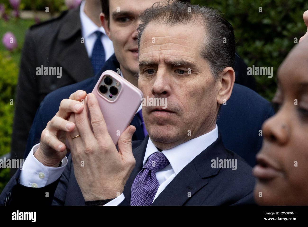 Washington, Stati Uniti. 1 aprile 2024. Hunter Biden, figlio del presidente degli Stati Uniti Joe Biden, partecipa al Easter Egg Roll del 2024 sul South Lawn della Casa Bianca a Washington, DC il 1 aprile 2024. Circa quarantamila persone dovevano partecipare al Easter Egg Roll 2024, che continua il tema dell'EGGucation e offre una varietà di attività didattiche per i bambini. Foto di Michael Reynolds/UPI credito: UPI/Alamy Live News Foto Stock