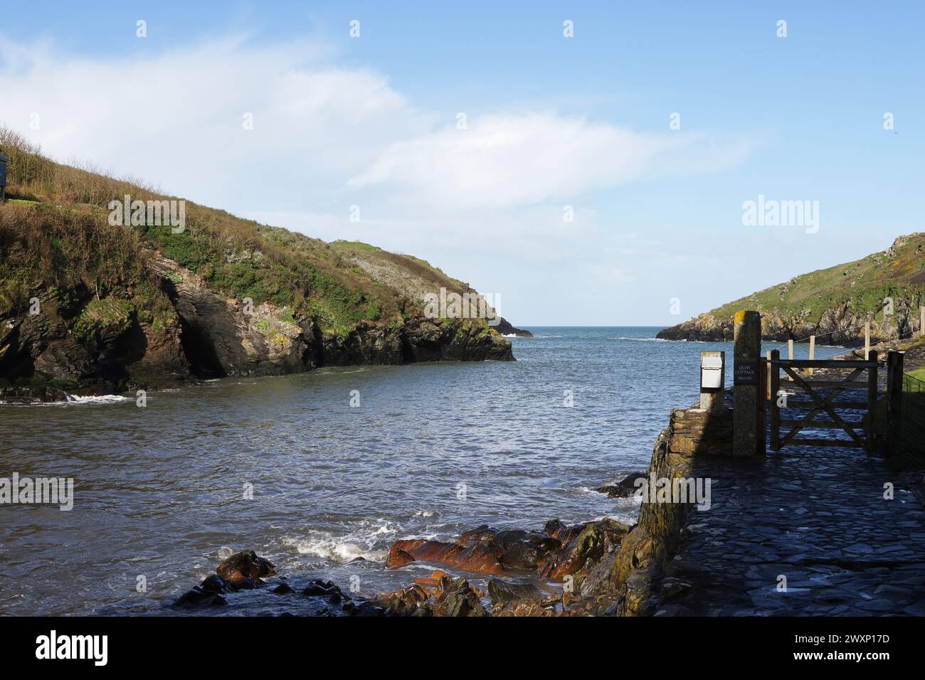 Luce mattutina nell'idilliaco porto di Port Quin, costa nord della Cornovaglia Foto Stock