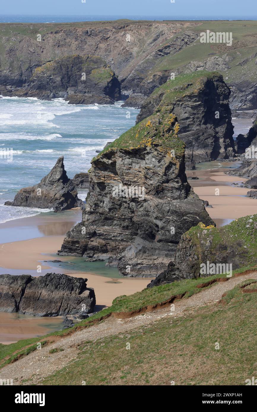 Vista a Bedruthan Steps, costa nord della Cornovaglia, nel pomeriggio soleggiato con cieli che cambiano Foto Stock