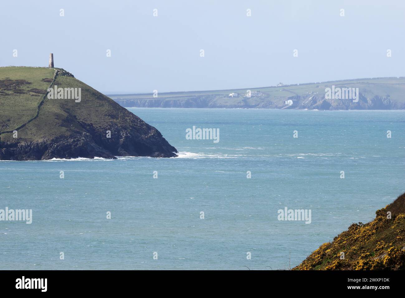 Vista vicino a Trevose Head, Cornovaglia, con condizioni di luce mutevoli, nuvole sparse, oceano e paesaggio illuminati dal sole Foto Stock