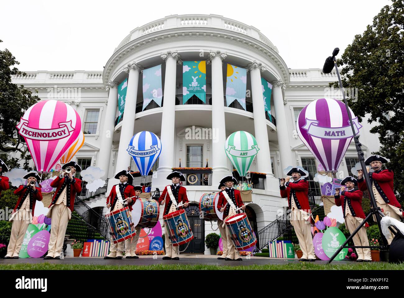Washington, Stati Uniti. 1 aprile 2024. Il vecchio corpo della Guardia americana Fife and Drum Corps si esibisce prima dell'Easter Egg Roll del 2024 sul South Lawn della Casa Bianca a Washington, DC, il 1 aprile 2024. Circa quarantamila persone dovevano partecipare al Easter Egg Roll 2024, che continua il tema dell'EGGucation e offre una varietà di attività didattiche per i bambini. Foto di Michael Reynolds/UPI credito: UPI/Alamy Live News Foto Stock