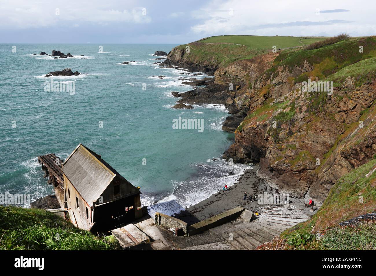 Viste spettacolari vicino a Polpeor Cove, Lizard Point, la costa meridionale della Cornovaglia in una giornata di sole con nuvole che cambiano Foto Stock