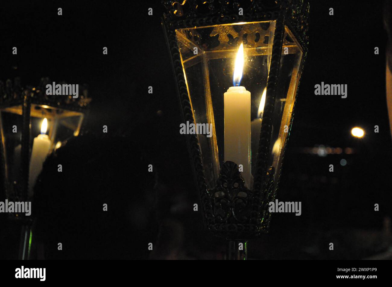 Nella notte della via Crucis, durante la settimana Santa, una processione notturna, con candele accese che illuminano i passi dei fedeli. Foto Stock