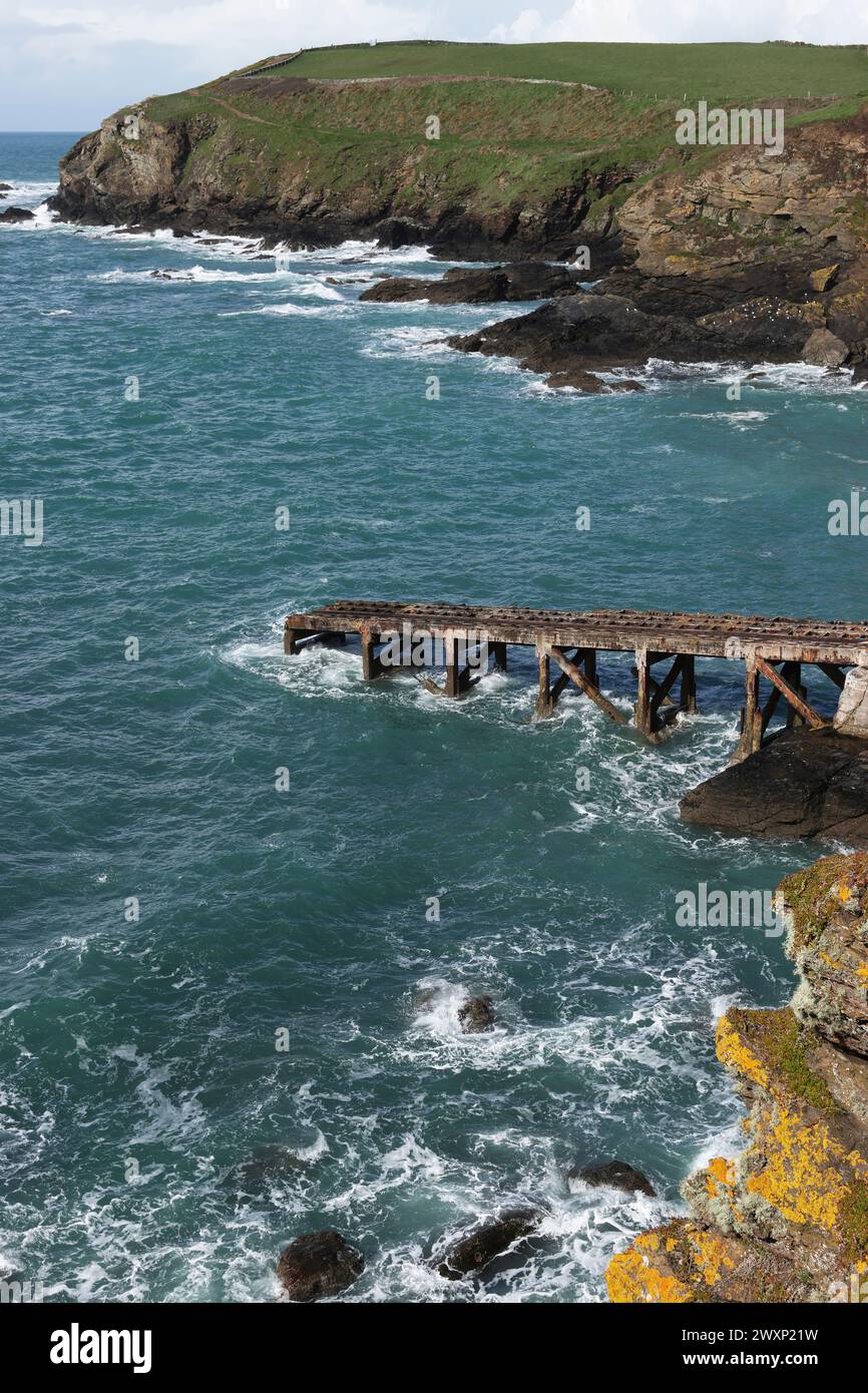 Viste spettacolari vicino a Polpeor Cove, Lizard Point, la costa meridionale della Cornovaglia in una giornata di sole con nuvole che cambiano Foto Stock