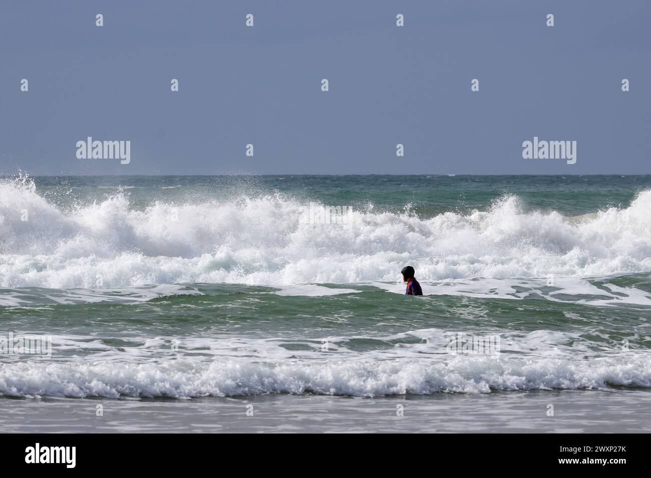 Lezioni di surf a Mawgan Porth, Cornovaglia, durante un pomeriggio molto ventoso Foto Stock