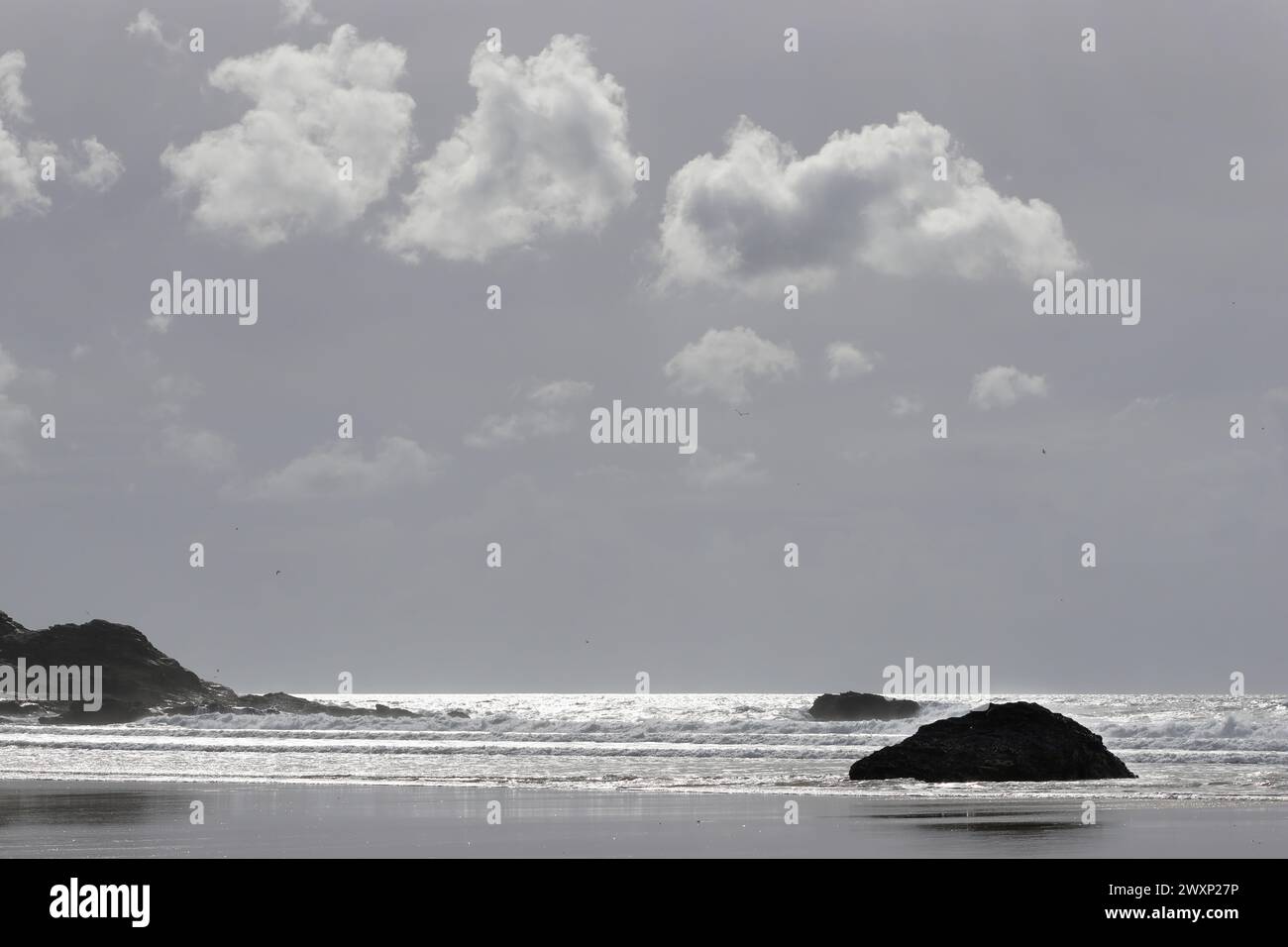 Oceano scintillante con profili a scogliera, Perranporth, Cornovaglia, Inghilterra Foto Stock