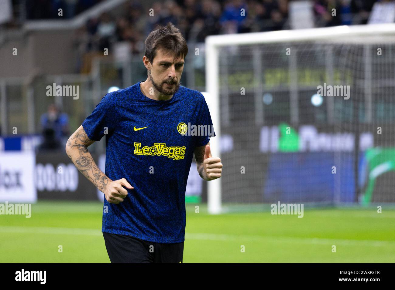 Milano, Italia. 1 aprile 2024. Francesco Acerbi in azione durante la partita di serie A tra FC Internazionale e Empoli FC allo stadio Giuseppe Meazza di Milano, il 1 aprile 2024 Credit: Mairo Cinquetti/Alamy Live News Foto Stock