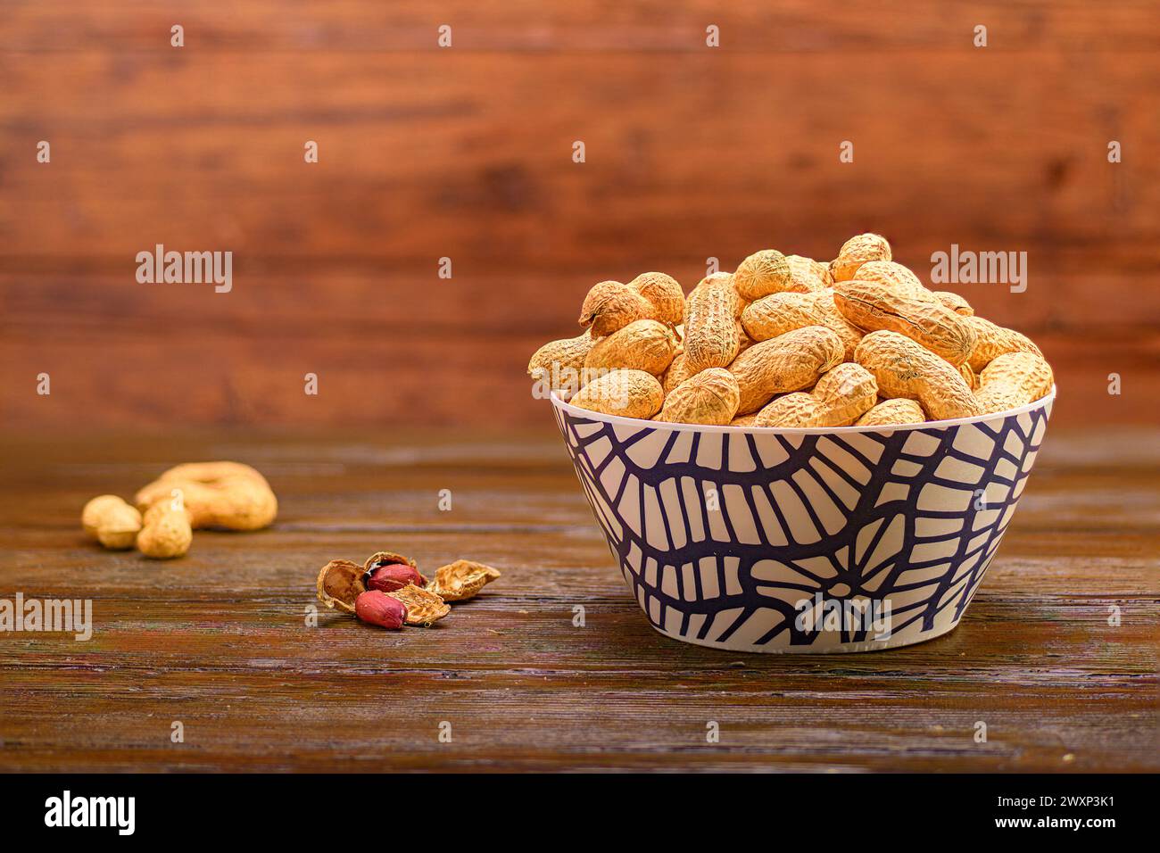 Alcune arachidi su superfici in legno intemperie Foto Stock