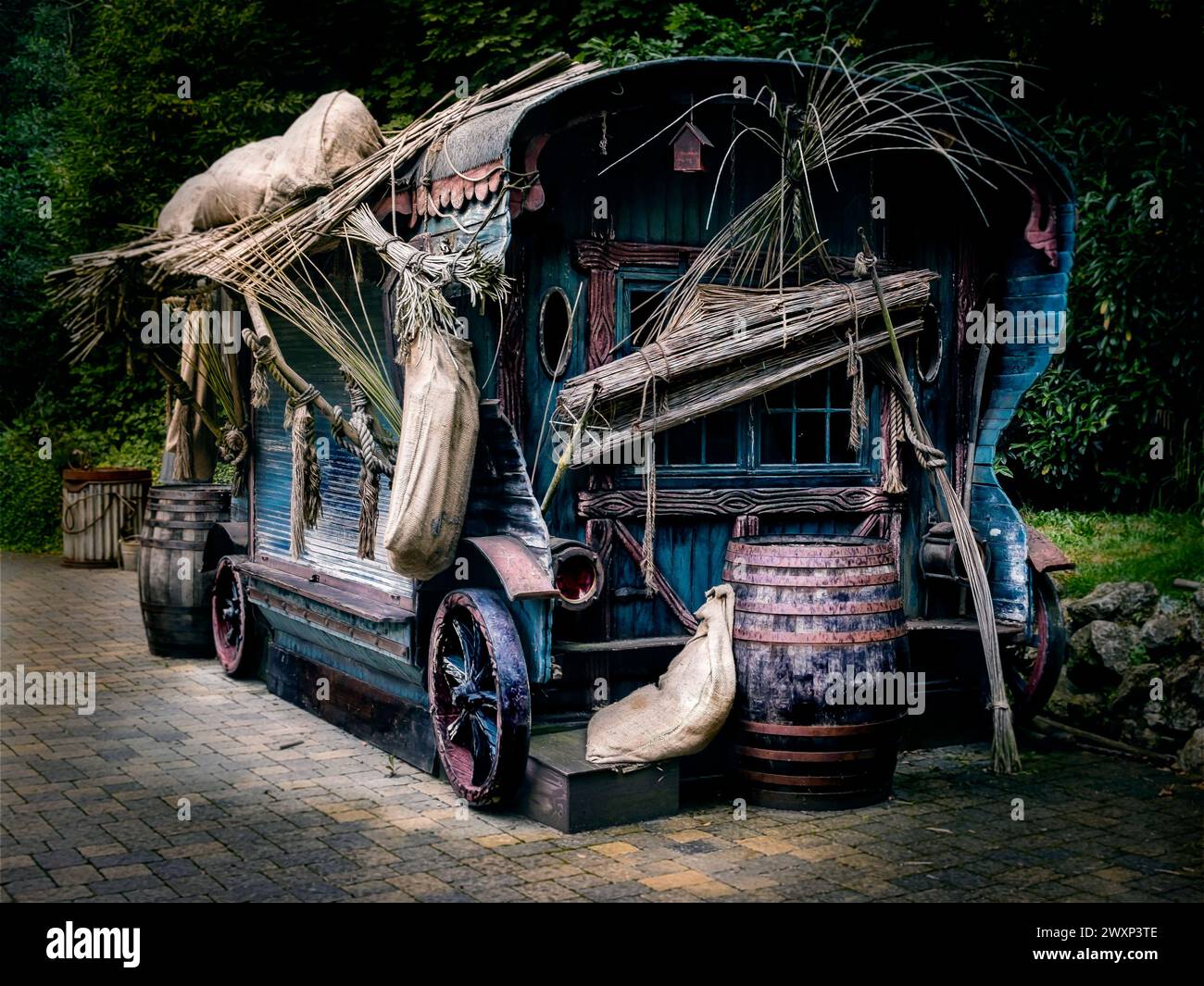 Vecchio furgone blu per la vendita di alimenti e altri articoli per la casa di un tempo dimenticato. Germania, parco divertimenti a Brühl vicino a Colonia, NRW. Foto Stock