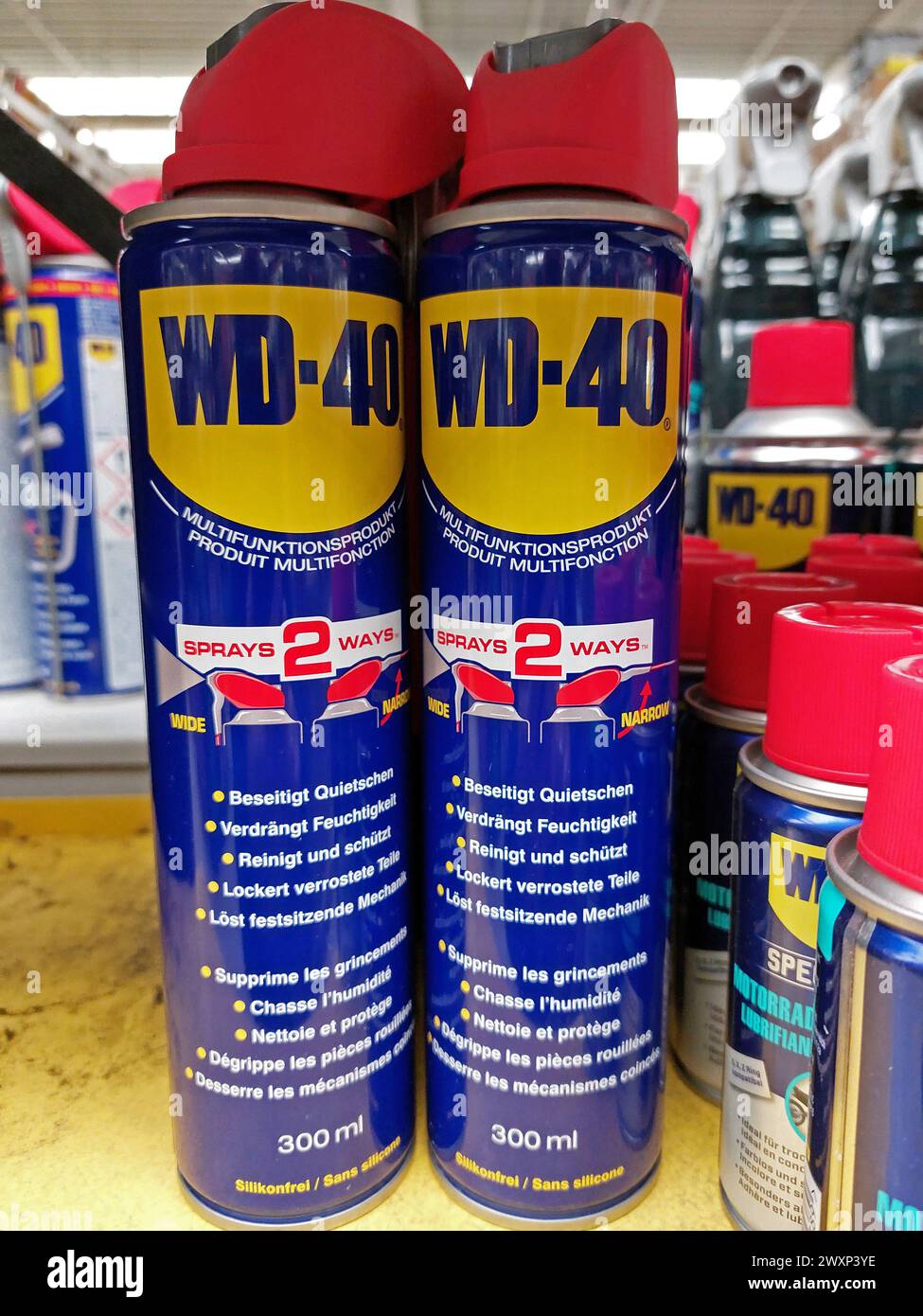 Bottiglie spray WD-40 in un negozio di ferramenta Foto Stock