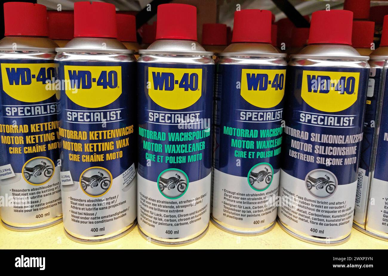 Bottiglie spray speciali WD-40 per motociclette in un negozio di ferramenta Foto Stock