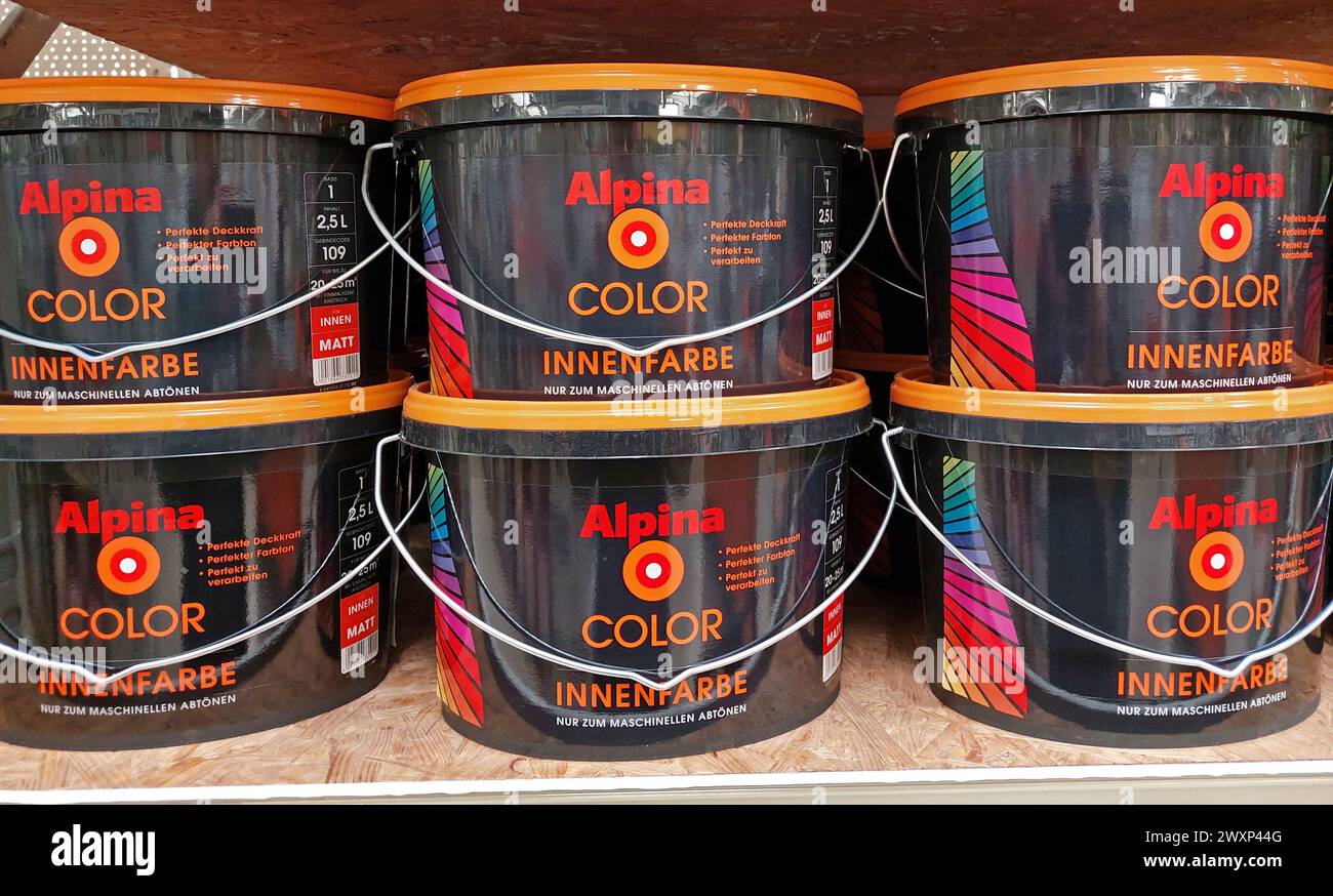 Secchi con vernice da parete Alpina colorata in un negozio di ferramenta Foto Stock