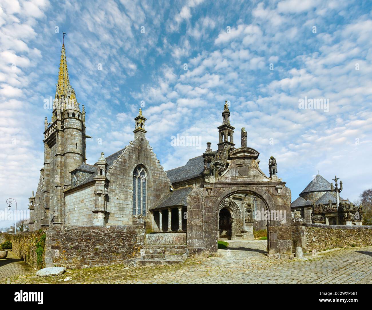 La parrocchia di Guimiliau dedicata a San Milio e dating 16-17 secolo. Brittany, Francia. Vista a molla. Foto Stock