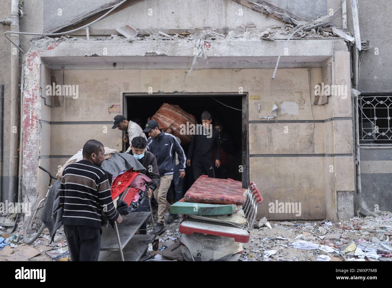 Gaza. 1 aprile 2024. Le persone raccolgono gli articoli dall'ospedale Shifa di Gaza City, il 1 aprile 2024. L'esercito israeliano lunedì si è ritirato dall'ospedale Shifa di Gaza City dopo due settimane di operazioni militari, lasciando decine di morti e distruzione massiccia, hanno detto fonti mediche palestinesi per la sicurezza. Crediti: Mohammed Ali/Xinhua/Alamy Live News Foto Stock