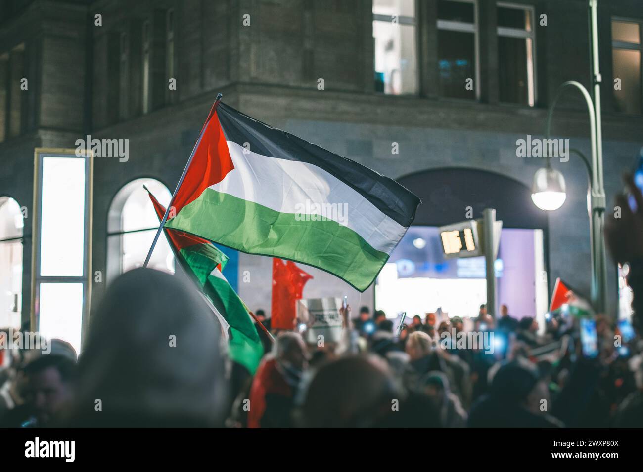 Proteste pro - palestinesi a Berlino. Bandiere della palestina che sventolano tra le persone che sostengono la palestina sull'invasione israeliana di gaza. Pro Emilinia Foto Stock