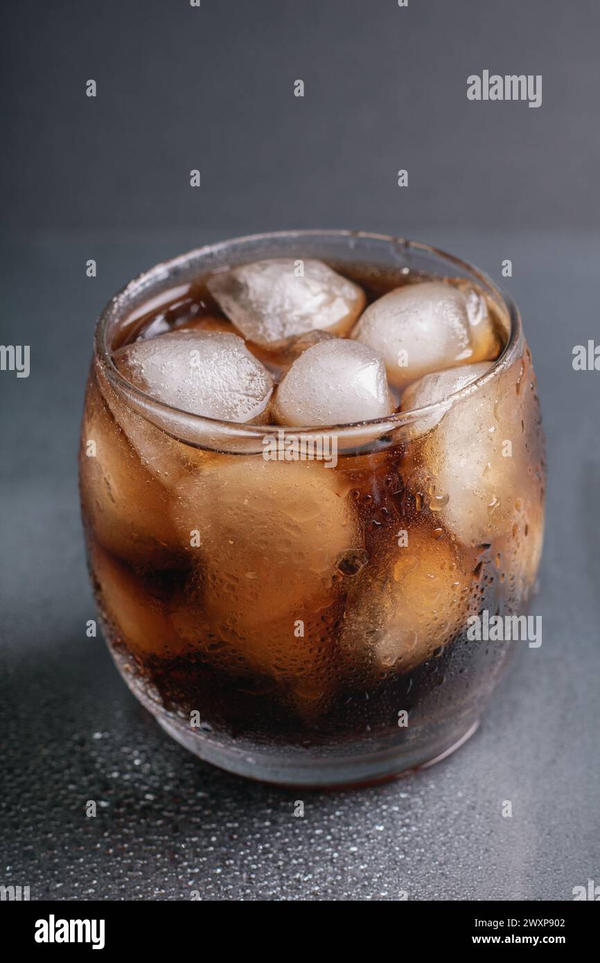bevanda, soda, goccia, goccia, liquido, cocktail, ghiaccio, whiskey, bicchiere, freddo, alcolico, verticale, sfondo, fotografia, cool, immagine a colori, bevanda, noi Foto Stock