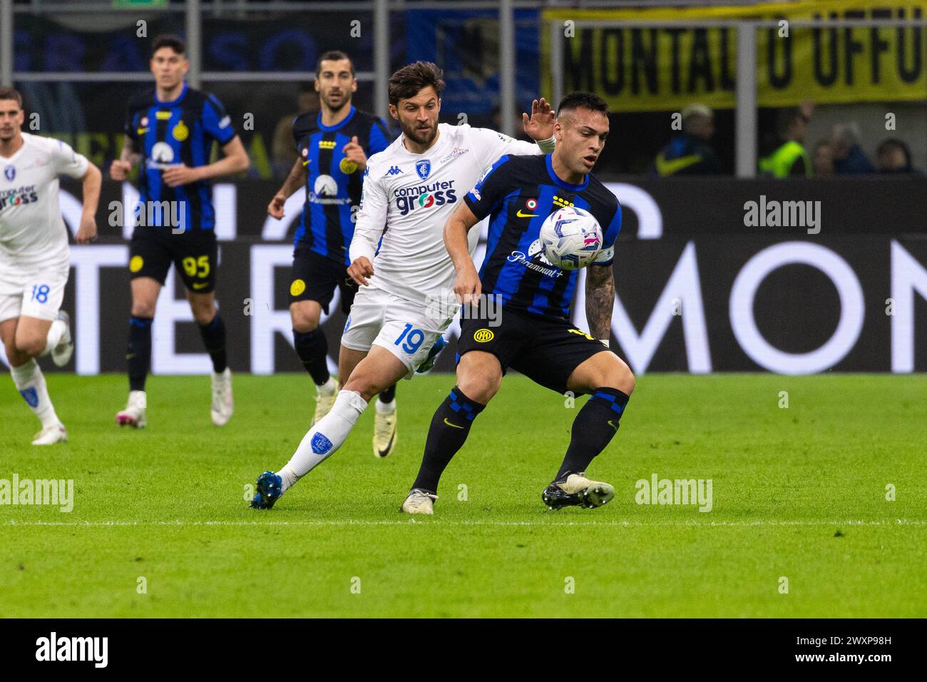 Milano, Italia. 1 aprile 2024. Lautaro Martinez (R) e Bartosz Bereszynski (L) in azione durante la partita di serie A tra FC Internazionale e Empoli FC allo stadio Giuseppe Meazza di Milano, Italia, il 1 aprile 2024 crediti: Mairo Cinquetti/Alamy Live News Foto Stock