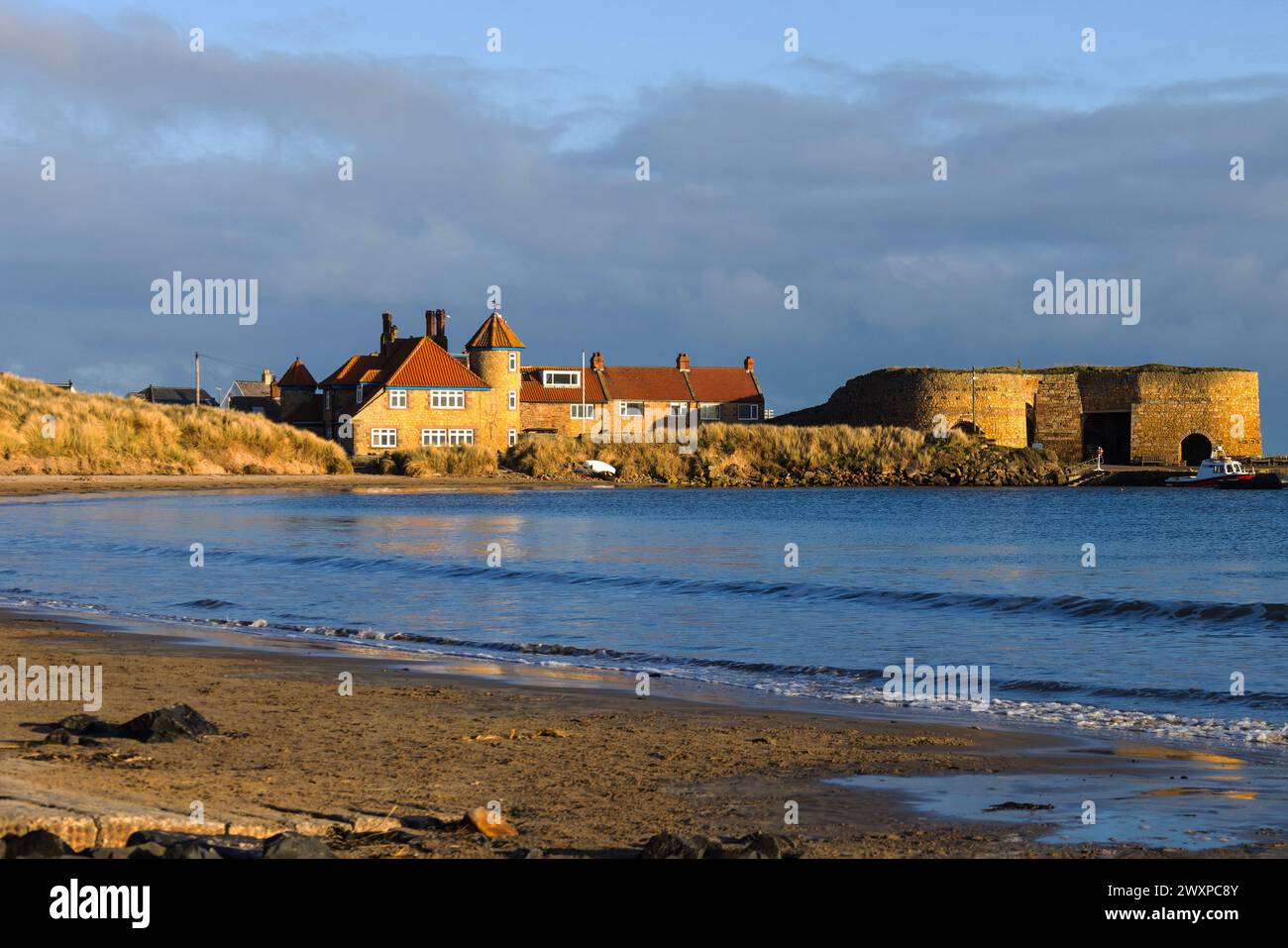 Beadnell Bay alla luce del sole primaverile Foto Stock